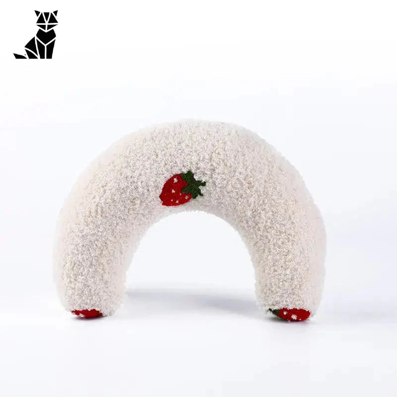 Mouton blanc avec une fraise sur la tête sur un coussin apaisant ; lit douillet pour chat pour le confort et la sécurité